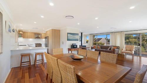 Killcare Heights House | Family Retreat with Cozy Fireplace & Free WiFi Awaits