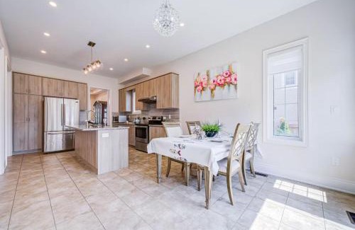 Oakville House | Spacious Family Retreat with Free Parking