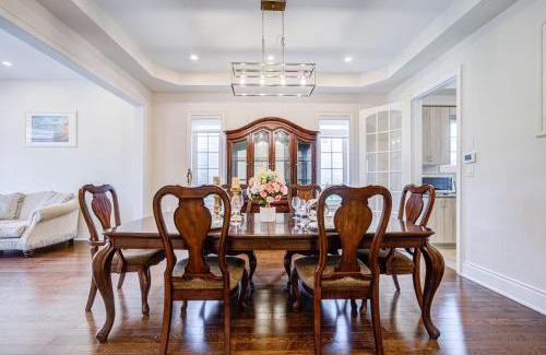 Oakville House | Spacious Family Retreat with Free Parking