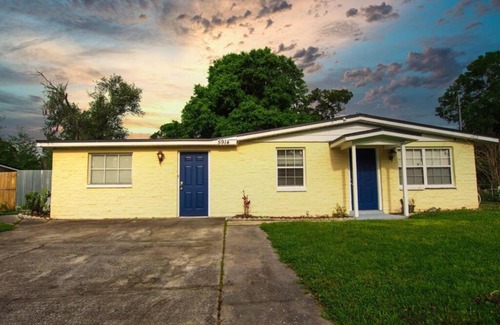 Oak Hill House | Family Retreat with Hot Tub in Prime Central Location