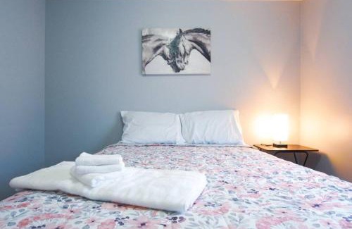 Oak Hill House | Family Retreat with Hot Tub in Prime Central Location