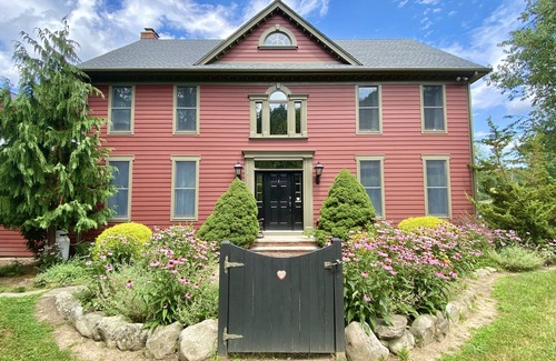 Warwick House | Idyllic Lake Farmhouse - Perfect Getaway Near NYC