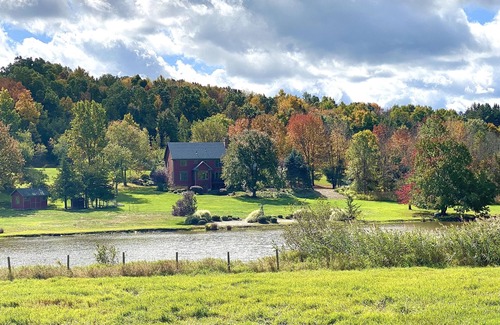 Warwick House | Idyllic Lake Farmhouse - Perfect Getaway Near NYC