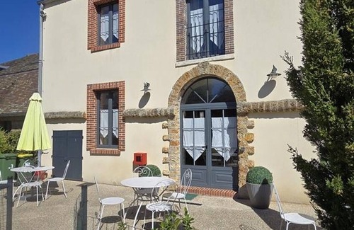 Mareil-le-Guyon Cottage | Roomy Gite Mareil-le-Guyon with Spa and Family Amenities