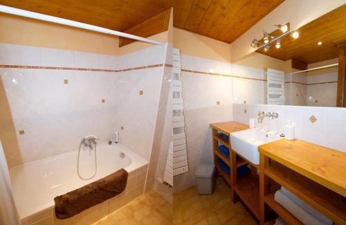 Larringes Apartment | Inviting Farmhouse Apartment with Lake & Mountain Views