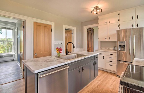 Janesville House | Historic Farmhouse Retreat with WiFi on 200 Acres