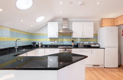 Carlyon Bay Apartment | Prime Flat Steps from Carlyon Bay Beach with Ocean View