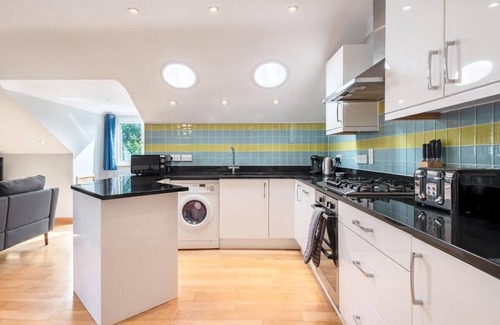 Carlyon Bay Apartment | Prime Flat Steps from Carlyon Bay Beach with Ocean View
