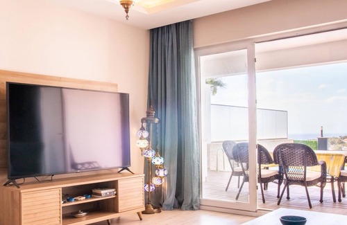 Kusadasi City Centre Apartment | Inviting Poolside Retreat in Kusadasi for Families