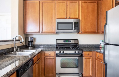 Central District Apartment | Modern Fremont 2BR with Pool, W/D & Close to Attractions