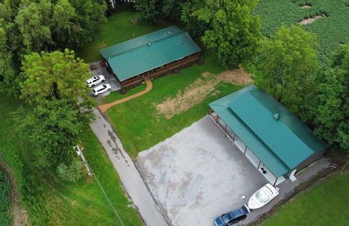 Bakerton Cabin | Spacious fully equipted 5-bedroom Riverfront Cabin on the Cumberland River.