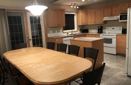 Pincher Creek House | Perfectly Furnished Home in Pincher Creek for 14 Guests