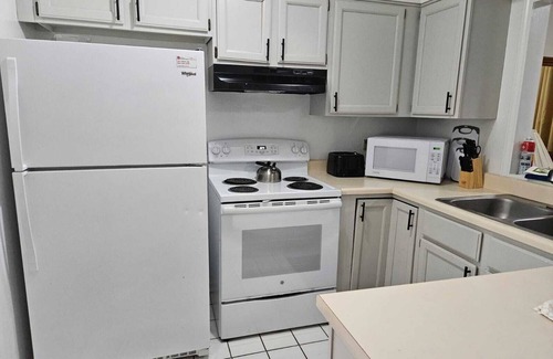 Bartlett Apartment | Spacious fully furnished 3-bedroom apartment with AC strong Wi-fi