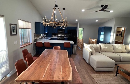 Fraser House | Pet-Friendly Retreat with Hot Tub & 10/10 Guest Rating