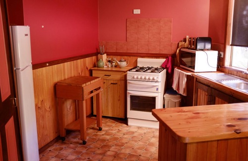 Deepdene Ski Chalet | Beautiful Two Bedroom Chalet with Ocean View & Breakfast