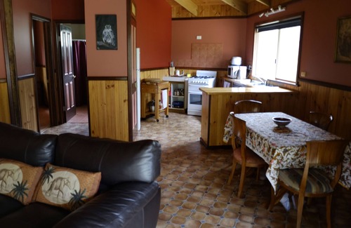 Deepdene Ski Chalet | Beautiful Two Bedroom Chalet with Ocean View & Breakfast