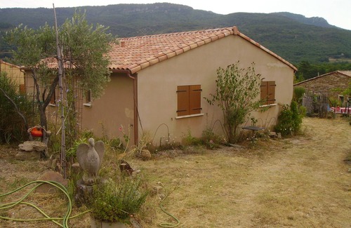Saint-Privat Villa | Tranquil Gîte: Nature Retreat with Pool and Scenic Views