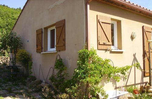 Saint-Privat Villa | Tranquil Gîte: Nature Retreat with Pool and Scenic Views