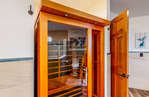 Central Point House | Spacious Gated Home with Private Covered Hot Tub, Indoor Sauna & Firepit
