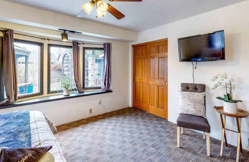 Central Point House | Spacious Gated Home with Private Covered Hot Tub, Indoor Sauna & Firepit