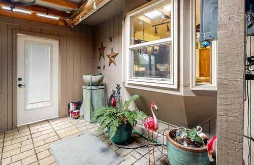 Central Point House | Spacious Gated Home with Private Covered Hot Tub, Indoor Sauna & Firepit