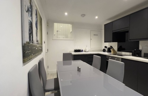 Royal Tunbridge Wells Apartment | Stylish Boutique 2 Bed Apartment in Central Location