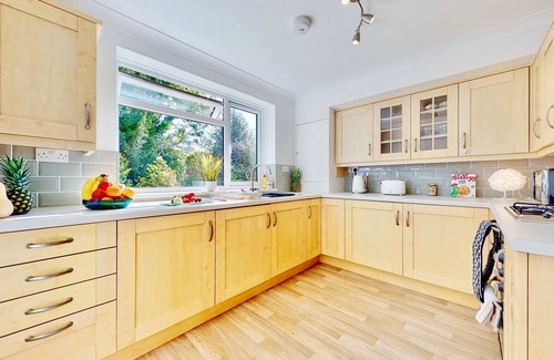 Royal Tunbridge Wells Apartment | Spacious 2 Bed Ground Floor Apartment with Parking 2 Mins to Town Centre