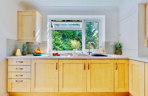 Royal Tunbridge Wells Apartment | Spacious 2 Bed Ground Floor Apartment with Parking 2 Mins to Town Centre