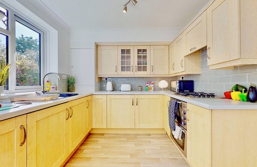 Royal Tunbridge Wells Apartment | Spacious 2 Bed Ground Floor Apartment with Parking 2 Mins to Town Centre