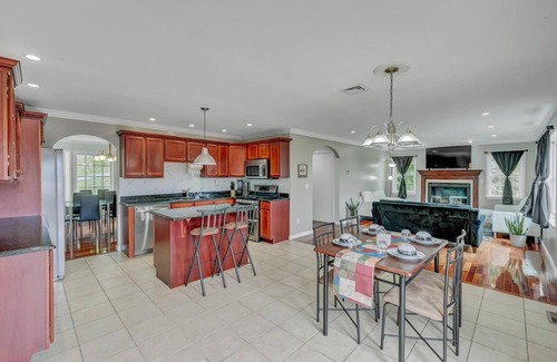 Bloomingburg House | Spacious Getaway! 7BR w Park & pool Scenic Views