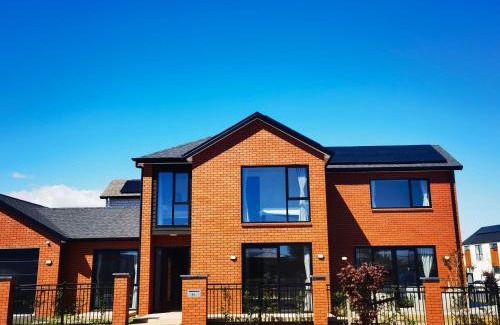 Cambridge Villa | Spacious Getaway in Cambridge - 4 Bedrooms House with 3 bathrooms