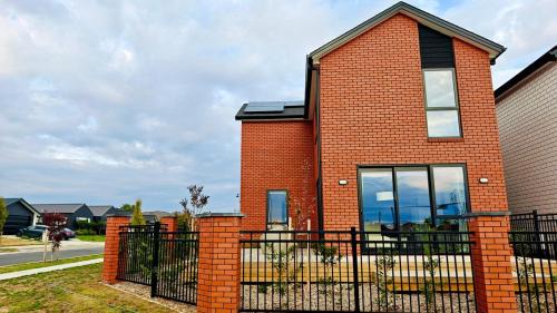 Cambridge Villa | Spacious Getaway in Cambridge - 4 Bedrooms House with 3 bathrooms