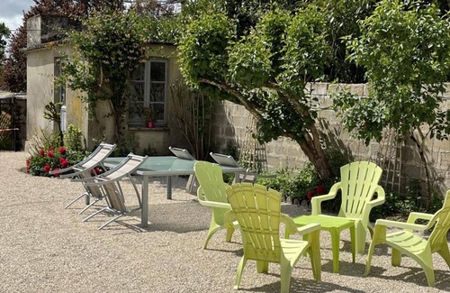 Onzain Cottage | Cozy Gite Veuzain-sur-Loire with Spa and Kitchen Amenities
