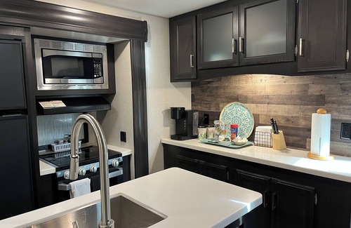 Dripping Springs House | Spacious Glamper with TWO fireplaces, sleeps 2-4 in charming Dripping Springs