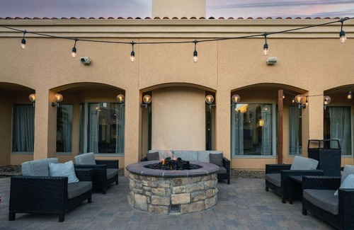 Camarillo Hotel | Budget-Friendly Accommodation with Pool Near Pleasant Valley