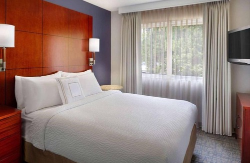 Alpharetta Hotel | Budget-Friendly Accommodation with Pool & Free Breakfast