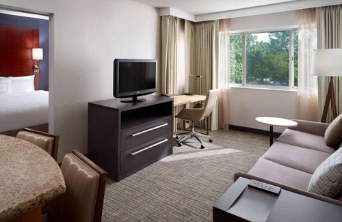 Alpharetta Hotel | Budget-Friendly Accommodation with Pool & Free Breakfast