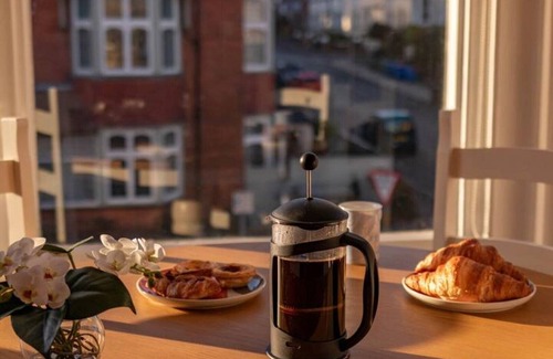 Scarborough Apartment | Prime Location Flat Near Seafront with Breakfast Included