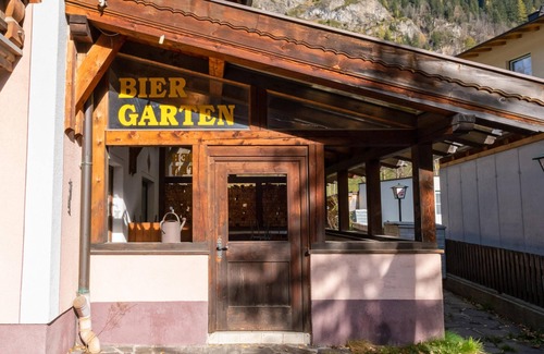 Huben House | Inviting Group Retreat with Private Sauna and Spa Access