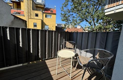 Margareten Apartment | Spacious Group Apartment with Balcony
