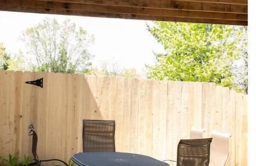 Highlands House | Private Entry Guest Suite with Breakfast & Family Amenities