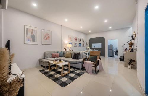 Chom Phon House | Ideal Stay Near Chatuchak Market and Jodd Fair