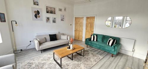 Rutherglen House | Family-Friendly Retreat with Convenient Free Parking