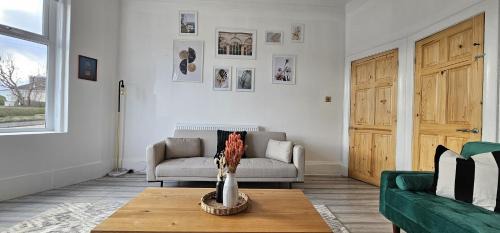 Rutherglen House | Family-Friendly Retreat with Convenient Free Parking