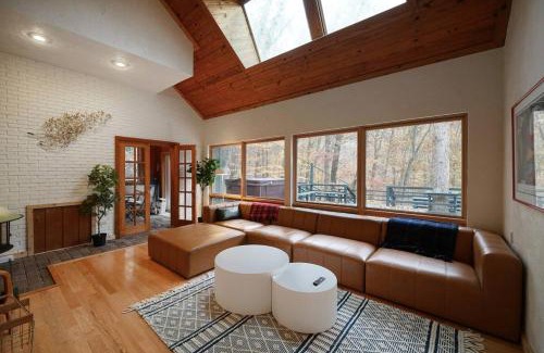 Athens Apartment | Discover a Hidden Gem with Pool and Hot Tub in Athens, OH