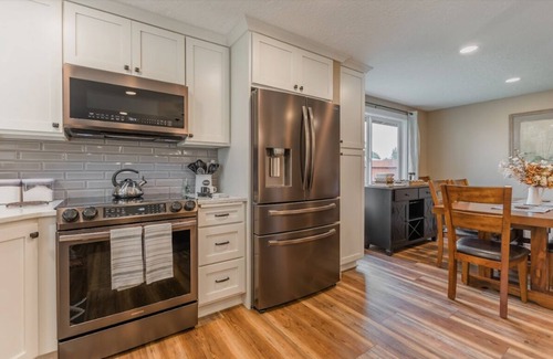 Hillsboro House | Experience the Hillsboro Oasis: Pet Friendly & Family-Ready
