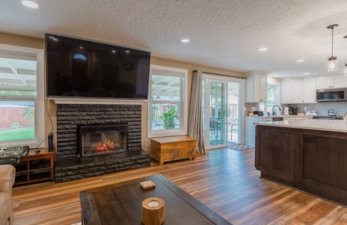 Hillsboro House | Experience the Hillsboro Oasis: Pet Friendly & Family-Ready