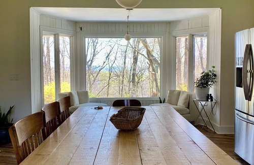 Holcomb House | Top-Rated Fuller Hill House: Family & Pet Friendly Stay