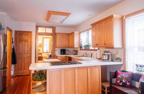 St. Charles Historic District House | Spacious Historic Townhouse - Character for All