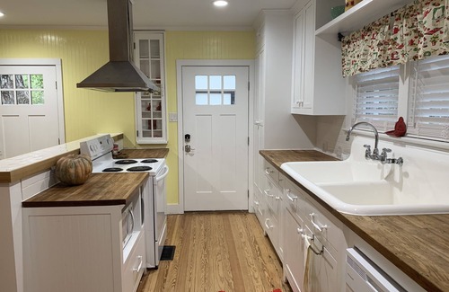 Lockhart House | Historic Home with Ocean View and Spa Near Downtown Lockhart